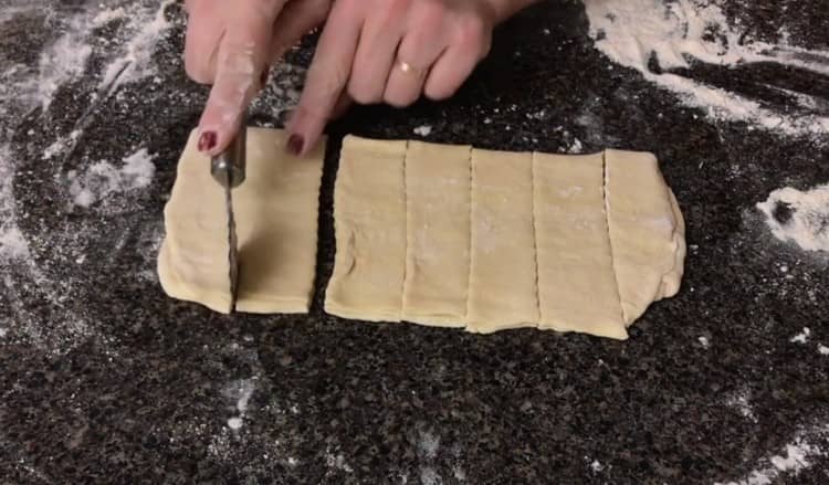 Couper la pâte en lanières.
