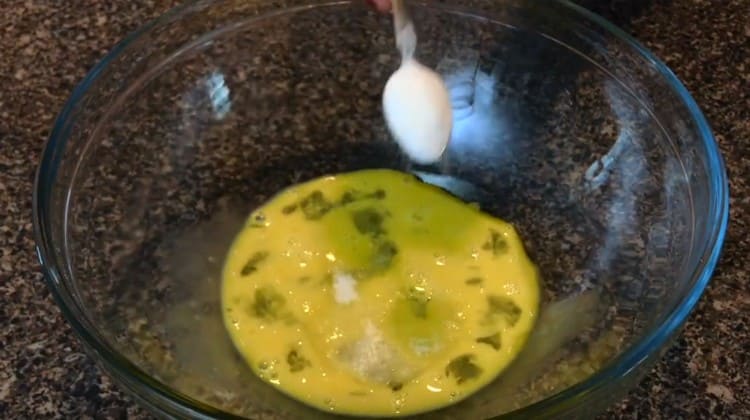 Add salt and sugar to the egg.