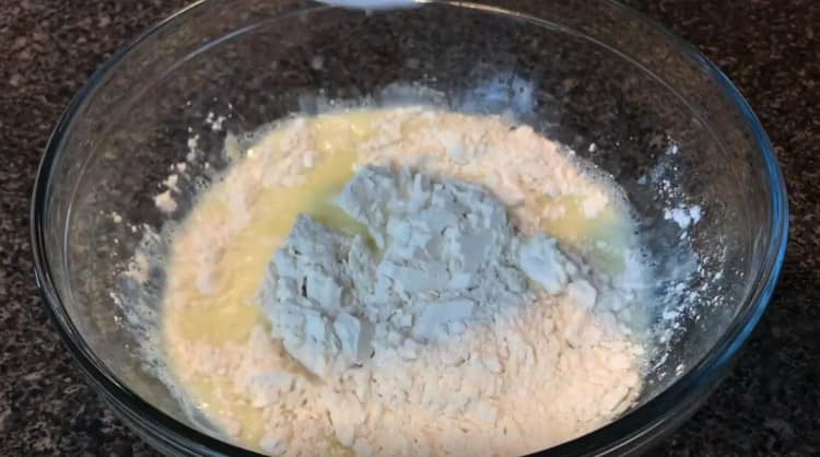 Ajoutez de la farine aux composants liquides.