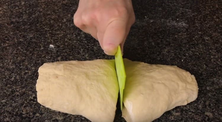 We divide the finished dough into two parts.