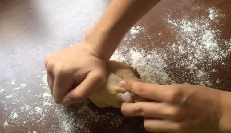 Nous continuons à pétrir la pâte sur une surface de travail farinée.