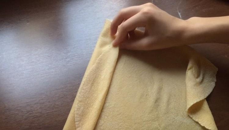 We fold the resulting thin layer of dough with an accordion.