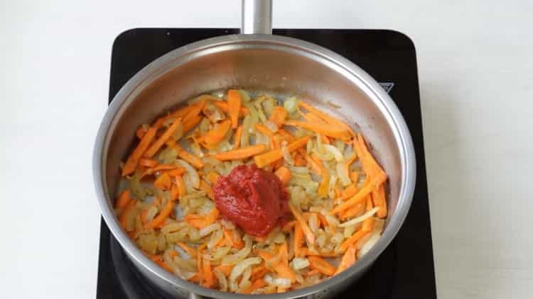 Agregue pasta de tomate para hacer lo básico