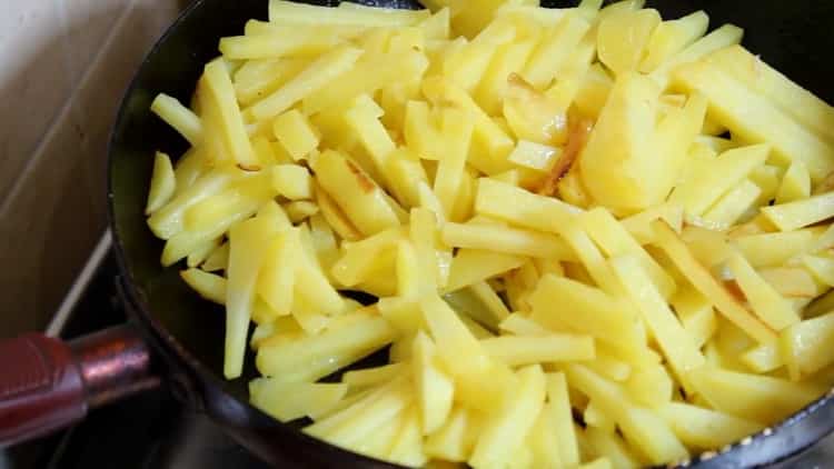 Frire des pommes de terre pour faire les bases