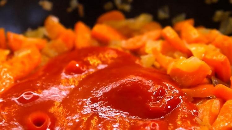 Pour faire les bases de tatare, ajoutez la pâte de tomate