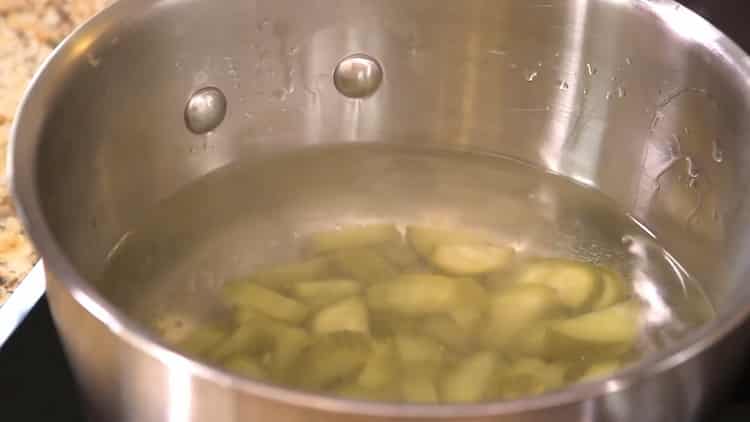 Para preparar lo básico en tártaro, elimine el exceso de agua.