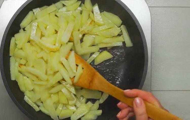 Frire des pommes de terre pour faire les bases