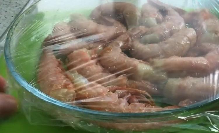 Pour préparer les crevettes argentines, préparez les ingrédients