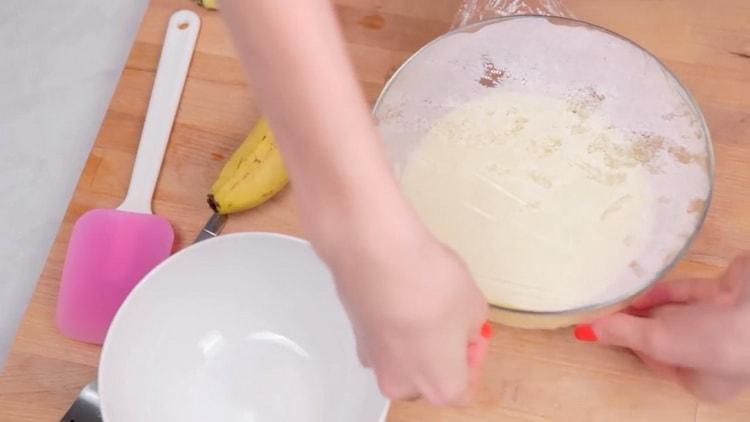 To prepare the pudding, cover the ingredients with a film
