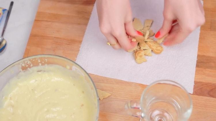 Moler las galletas para hacer pudín