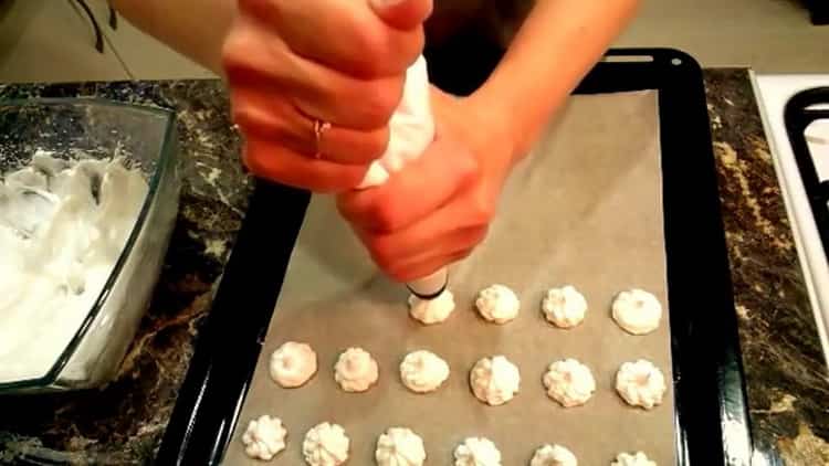 Upang ihanda ang mga meringues, maghanda ng isang baking sheet