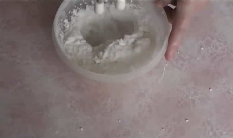 Pomiješajte meringue da napravite meringue.