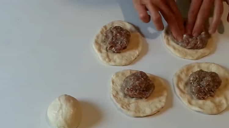 To prepare the whites, put the mince on the dough