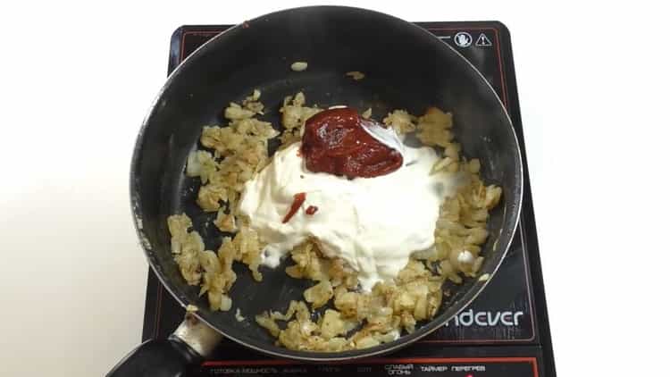 Para cocinar stroganoff de carne, agregue crema agria y pasta de tomate