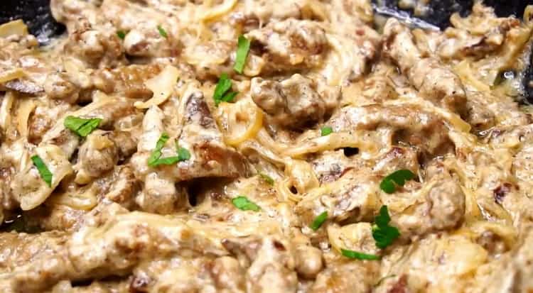 el stroganoff de res del hígado de res está listo