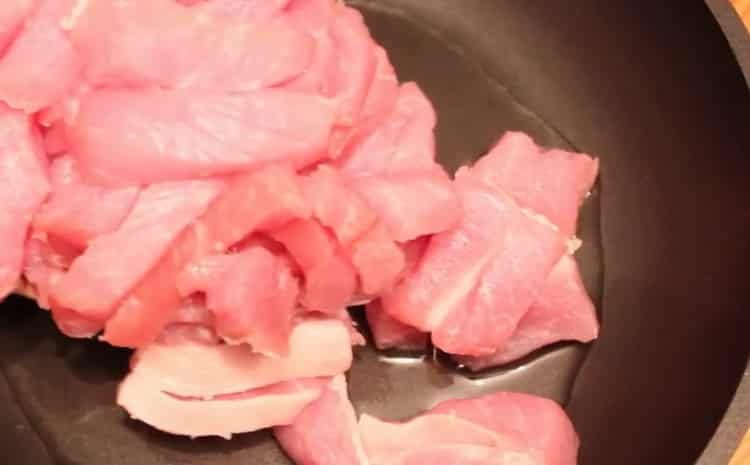 Para preparar stroganoff de carne de res, prepare los ingredientes