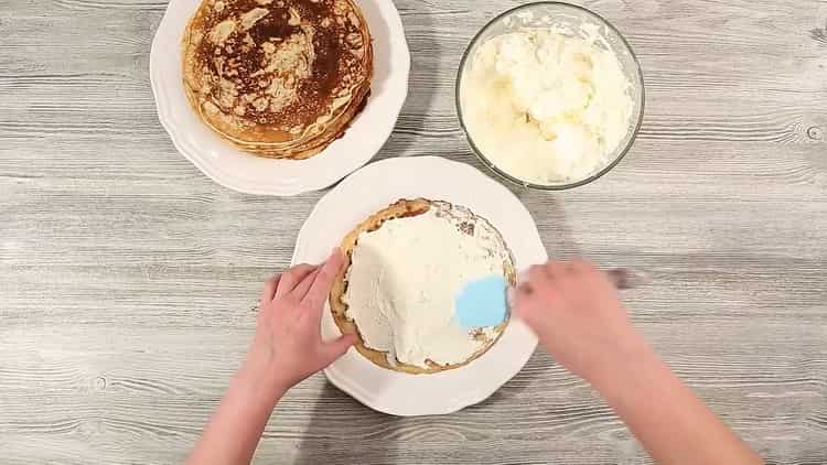 To make a cake, smear the pancakes with cream