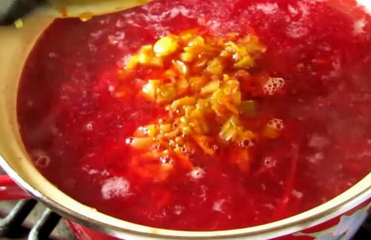 Upang makagawa ng borsch, ihalo ang mga sangkap