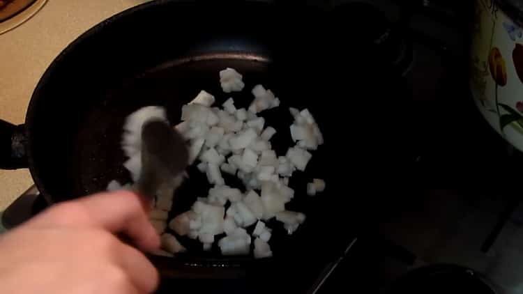 Pentru a găti borșul cu fasole, prăjiți grăsimea