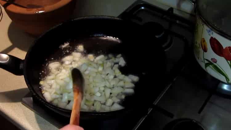 Pour faire cuire le bortsch avec des haricots, faites frire les oignons