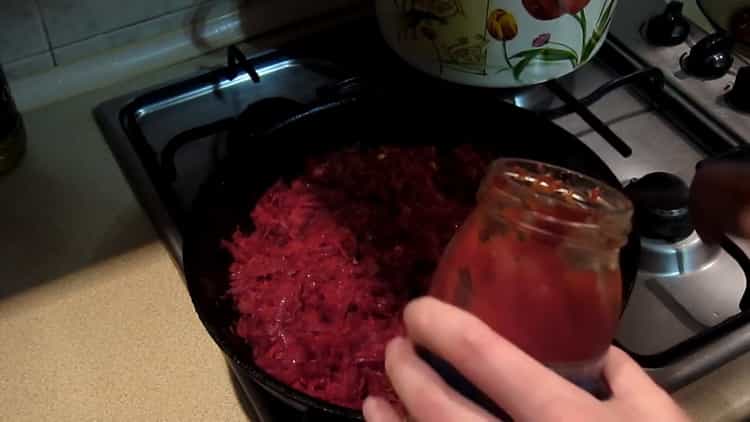 Para hacer borsch con frijoles, agregue la pasta de tomate