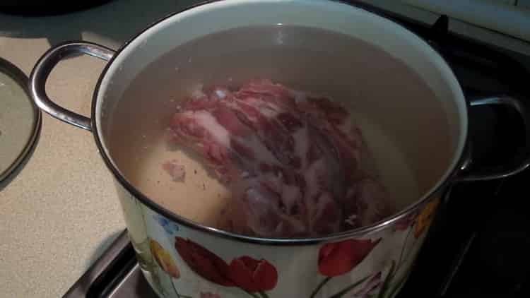 Cocinar borsch con frijoles