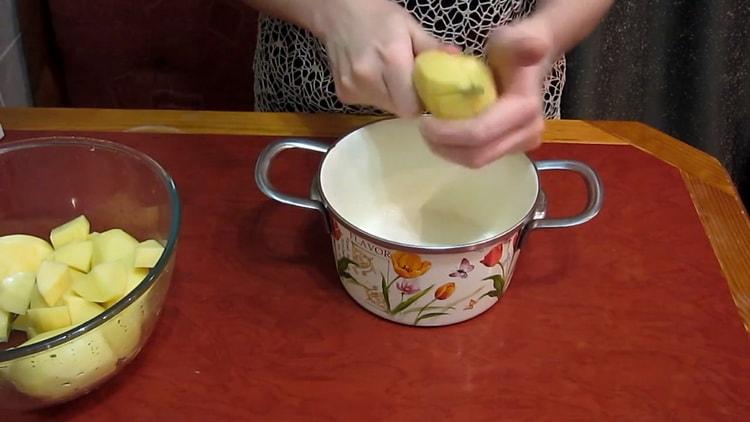 Para cocinar borsch con frijoles, pique las papas