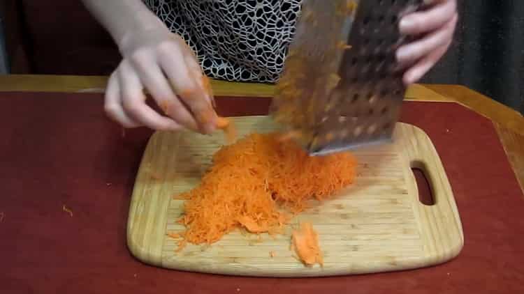 Pour préparer le bortsch avec des haricots, râpez les carottes