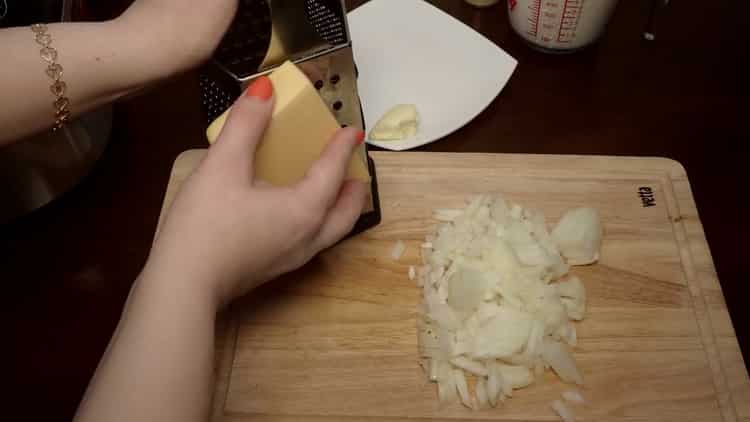 Da biste napravili brokoli, naribajte sir