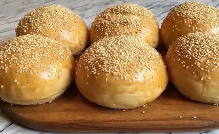 rollos de hamburguesa preparados de acuerdo con una receta simple están listos