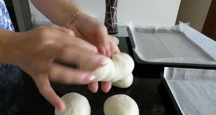 Bumuo ng mga buns upang makagawa ng mga buns