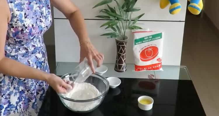 Mezcla los ingredientes para hacer el bollo.