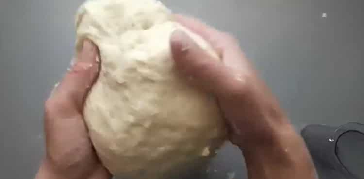 Upang makagawa ng mga buns, ihanda ang kuwarta