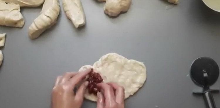 To prepare the rolls, put the filling on the dough