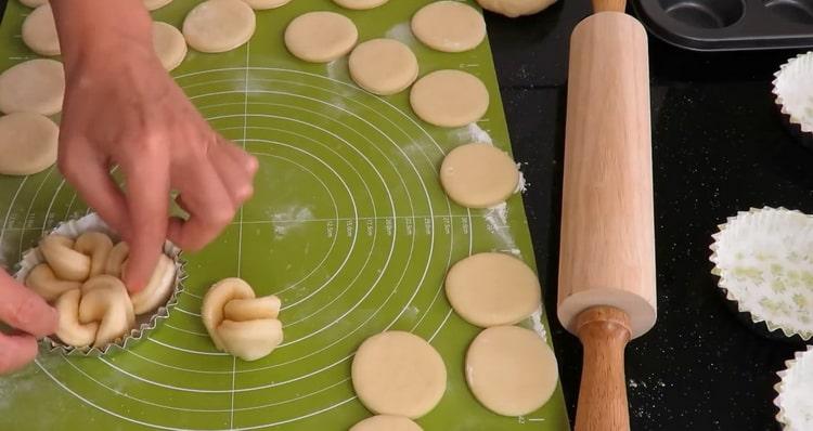 To make buns with sugar, form the dough