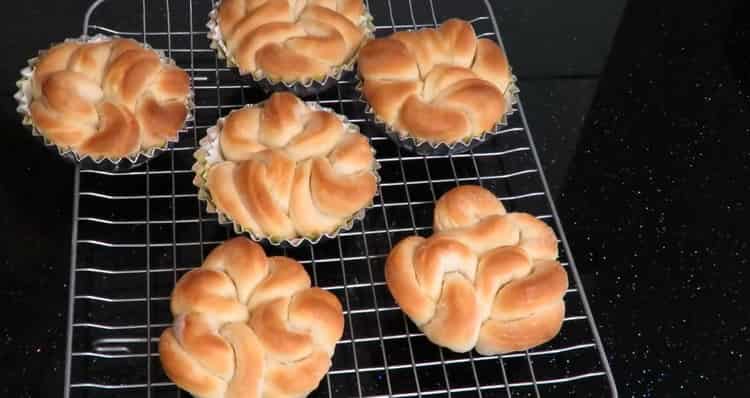 Sugar rolls according to a step by step recipe with photo