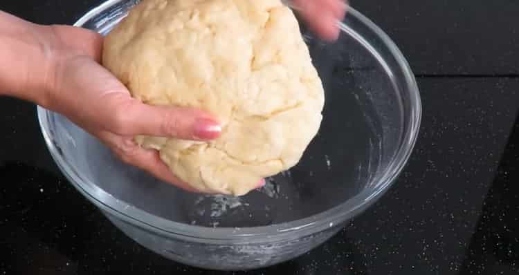 Pétrir la pâte pour faire des petits pains au sucre.