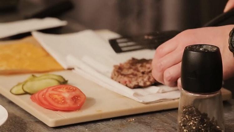 Para preparar una hamburguesa, elimine el exceso de grasa de las chuletas