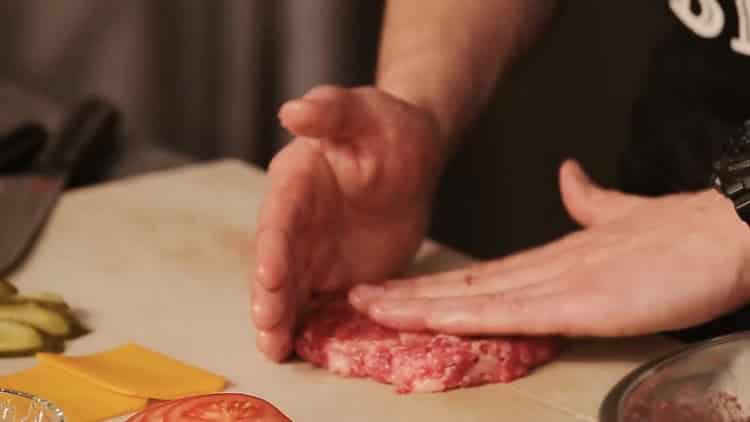 Forme una chuleta para hacer una hamburguesa