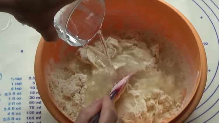 Ajouter de l'eau pour préparer la pâte