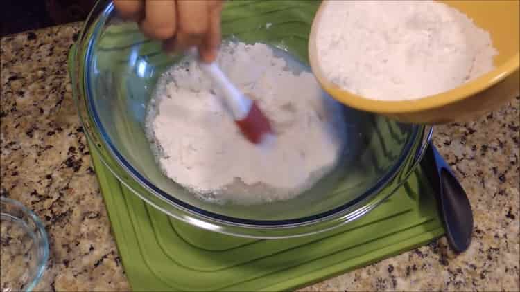 Tamiser la farine pour faire de la pâte