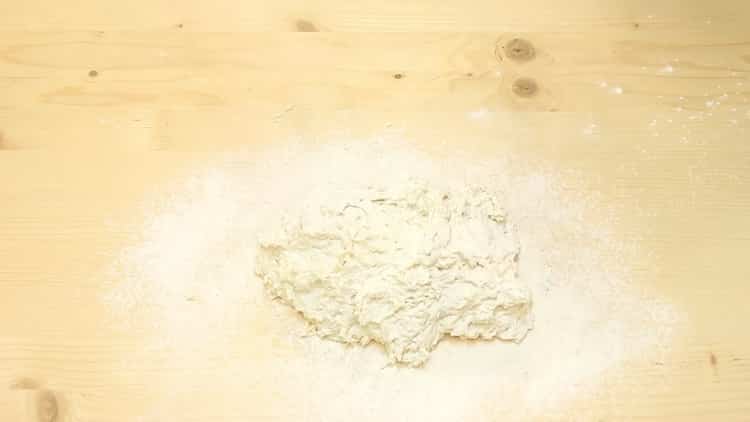 Tamizar la harina para hacer masa
