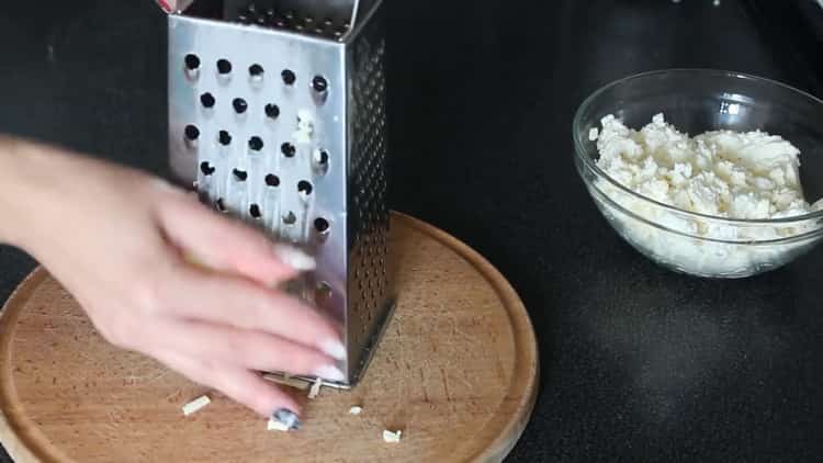Cuire des gaufres au fromage dans une machine à gaufres