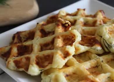 Gaufres au fromage avec des herbes cuites dans un gaufrier - délicieux petit-déjeuner