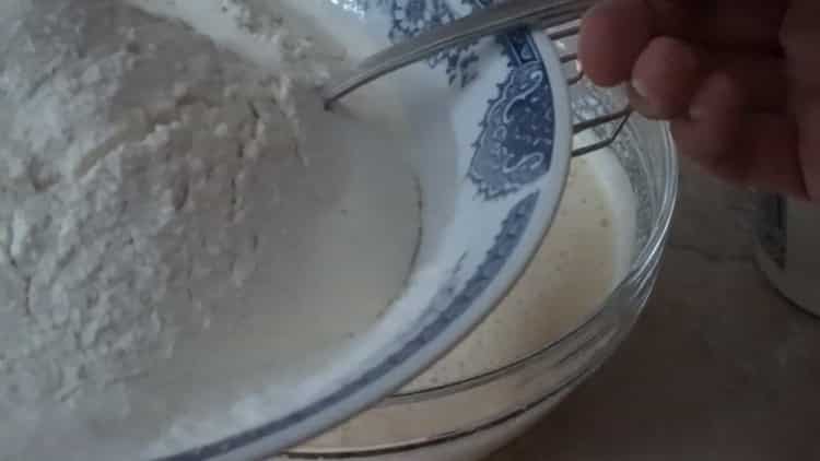 Tamizar la harina para hacer gofres en una plancha para gofres