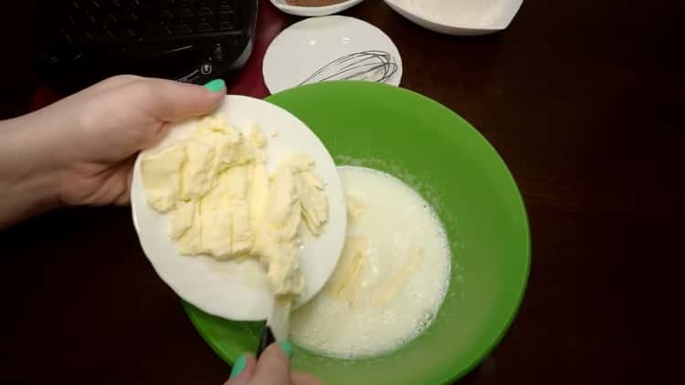Para hacer gofres, prepara la mantequilla