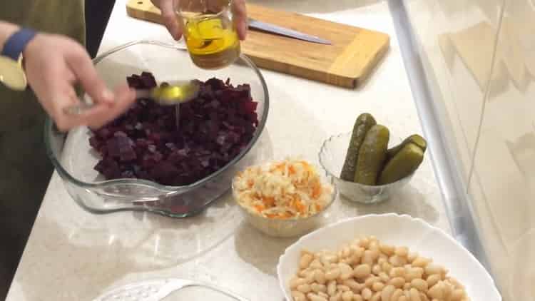 Pour préparer la salade, ajoutez les œufs aux betteraves