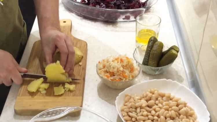 Pour faire une salade, hachez les pommes de terre