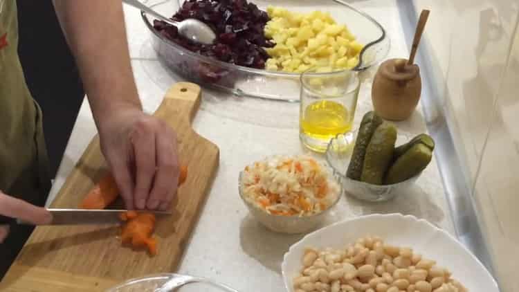 Upang makagawa ng isang salad, i-chop ang mga karot