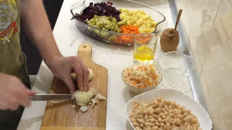 Upang makagawa ng salad, i-chop ang sibuyas